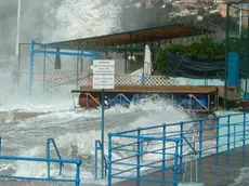 Gli effetti di una mareggiata, e non delle peggiori, sul Circolo Marina Mercantile di Barcola