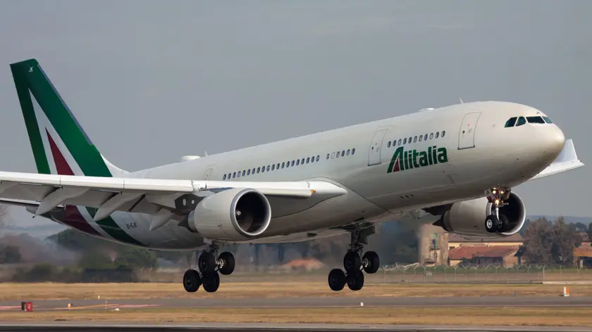 La compagnia aerea Alitalia ha ripreso oggi a collegare Roma con Boston. Il primo volo Alitalia da Fiumicino all'aeroporto "Logan" di Boston Ã¨ decollato questa mattina intorno alle ore 10:20.Il collegamento con la cittÃ del Massachusetts, peraltro, si aggiunge a quello con New York, ripristinato all'inizio di giugno, e viene effettuato tre volte alla settimana (dall'Italia ogni lunedÃ¬, giovedÃ¬ e sabato, dagli Stati Uniti ogni martedÃ¬, venerdÃ¬ e domenica). L'aereo atterrerÃ a Boston alle ore 13:40 (locali). ANSA/Telenews