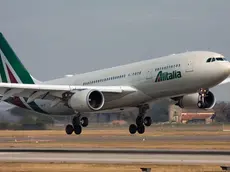 La compagnia aerea Alitalia ha ripreso oggi a collegare Roma con Boston. Il primo volo Alitalia da Fiumicino all'aeroporto "Logan" di Boston Ã¨ decollato questa mattina intorno alle ore 10:20.Il collegamento con la cittÃ del Massachusetts, peraltro, si aggiunge a quello con New York, ripristinato all'inizio di giugno, e viene effettuato tre volte alla settimana (dall'Italia ogni lunedÃ¬, giovedÃ¬ e sabato, dagli Stati Uniti ogni martedÃ¬, venerdÃ¬ e domenica). L'aereo atterrerÃ a Boston alle ore 13:40 (locali). ANSA/Telenews