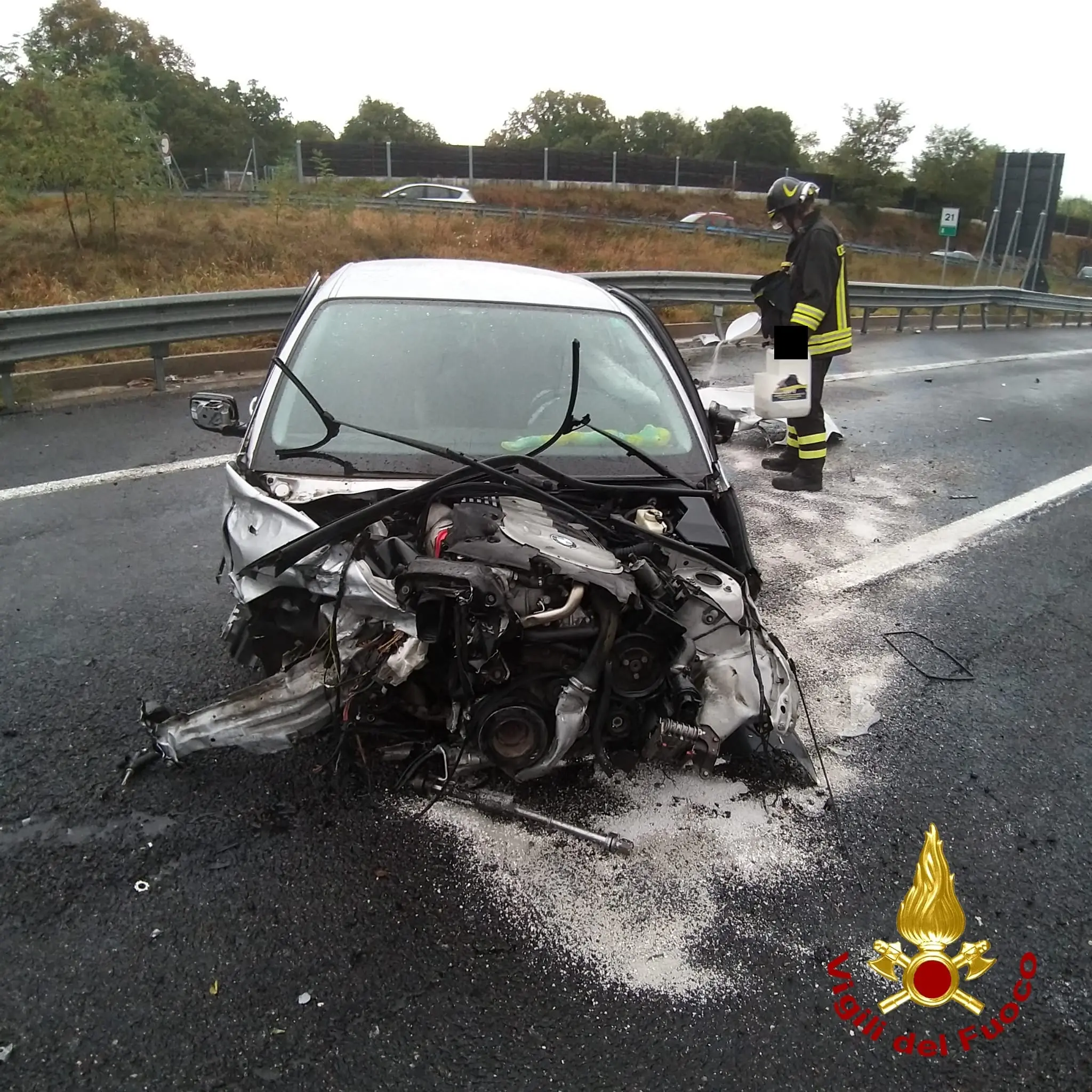 Una delle auto coinvolte subito dopo l'incidente