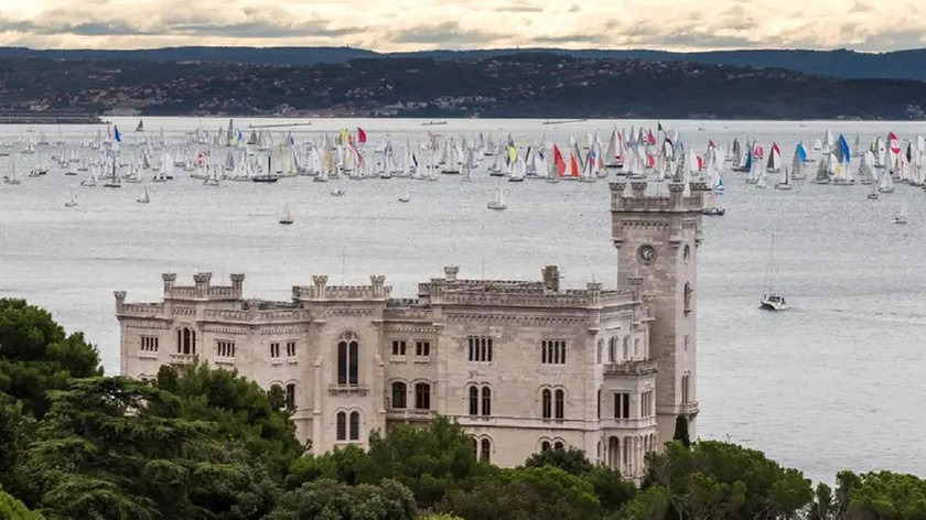 Miramare con, sullo sfondo, le vele della Barcolana