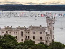 Miramare con, sullo sfondo, le vele della Barcolana