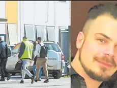 L’ingresso della Aps Arosio Extrusion di Mariano il 23 maggio giorno dell’incidente mortale e, a destra, la vittima Nicholas Nanut Foto Bumbaca