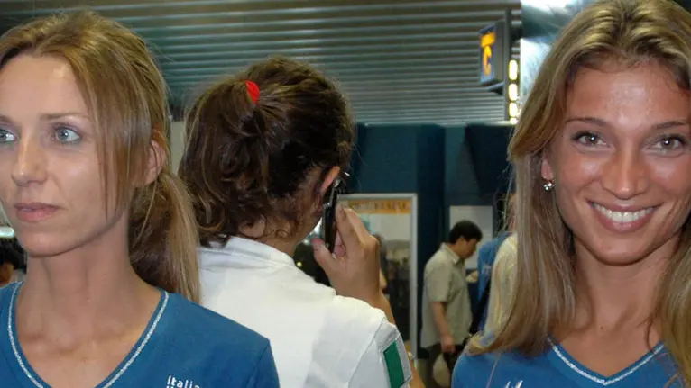 20080728 - AEROPORTO FIUMICINO ROMA - SPO - PARTENZA SQUADRA ITALIANA DI SCHERMA PER LE OLIMPIADI A PECHINO.Valentina Pezzali (S) e Margherita Granbassi in partenza per Pechino da Fiumicino insieme alla squadra Olimpica. ANSA/TELENEWS /DC