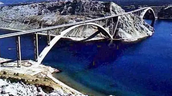 Una panoramica del Ponte di Veglia già Ponte Tito storica infrastruttura quarnerina