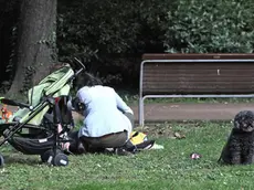 Una mamma con bimbo e cane al seguito nel Giardino Pubblico di via Giulia