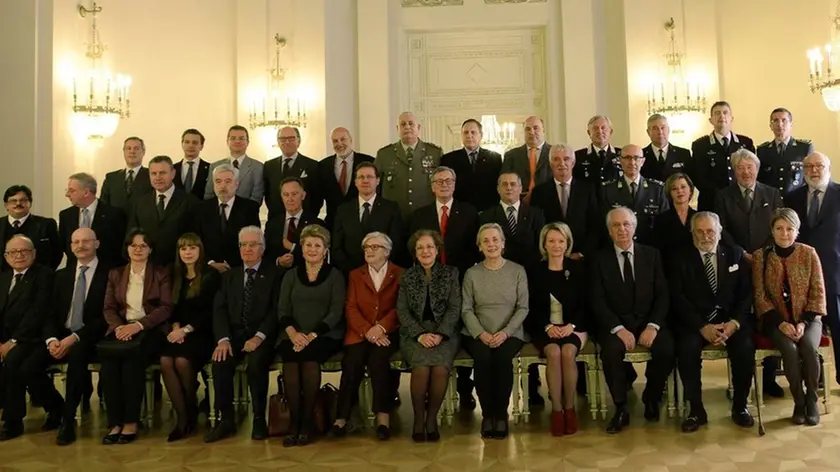 Foto di gruppo del Corpo consolare in Prefettura