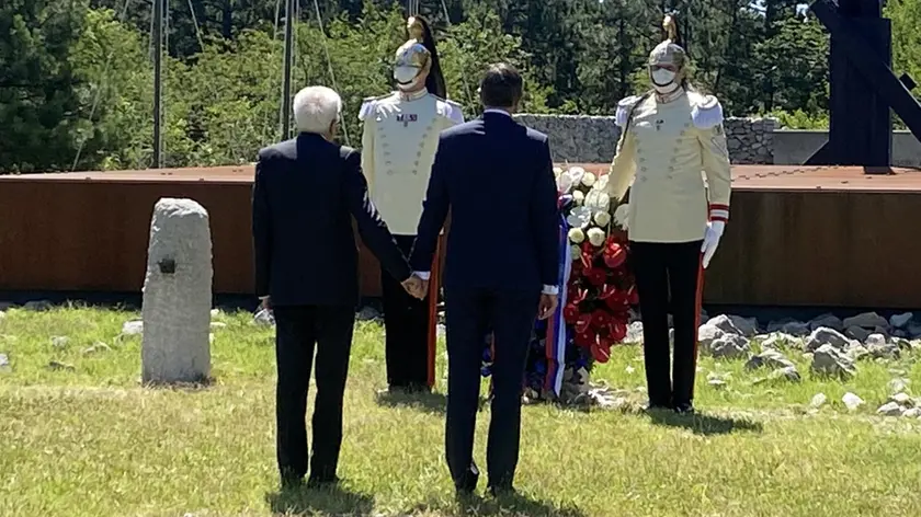 I due Presidenti mano nella mano davanti alla foiba di Basovizza