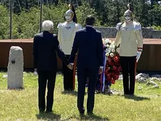 I due Presidenti mano nella mano davanti alla foiba di Basovizza