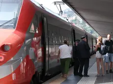 Passeggeri in partenza alla Stazione centrale di Trieste. Foto Lasorte