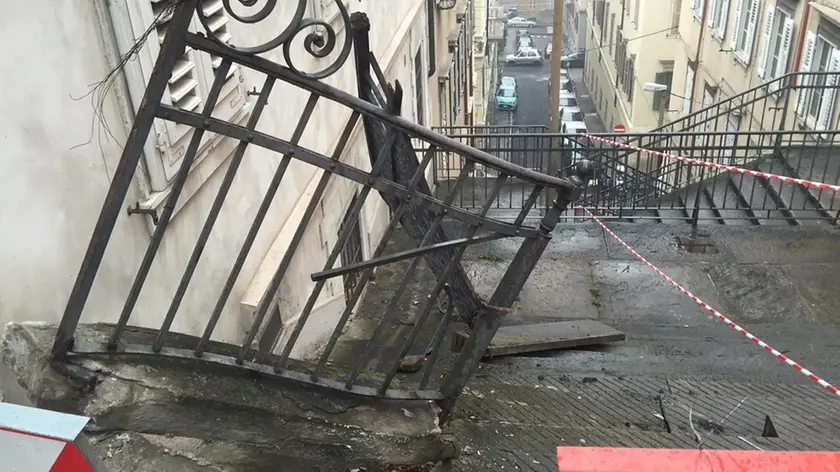 La parte della scalinata danneggiata dall'auto