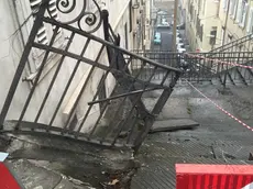 La parte della scalinata danneggiata dall'auto