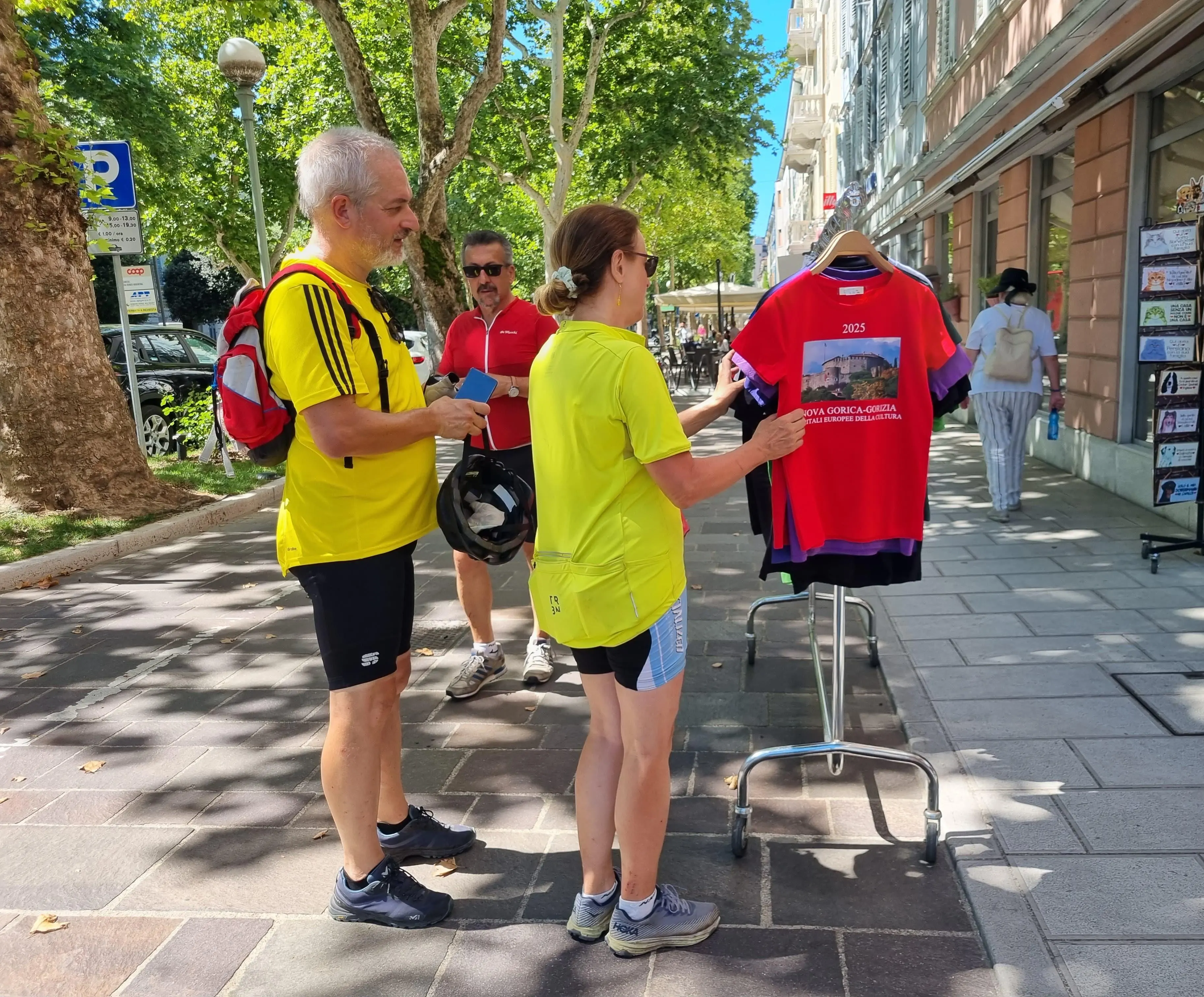 Turisti guardano le t-shirt con il castello