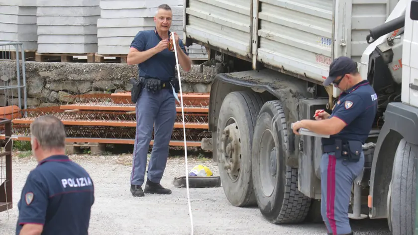 I rilievi della Polizia sul camion che ha investito la vittima. (Foto Lasorte)