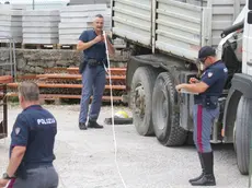 I rilievi della Polizia sul camion che ha investito la vittima. (Foto Lasorte)