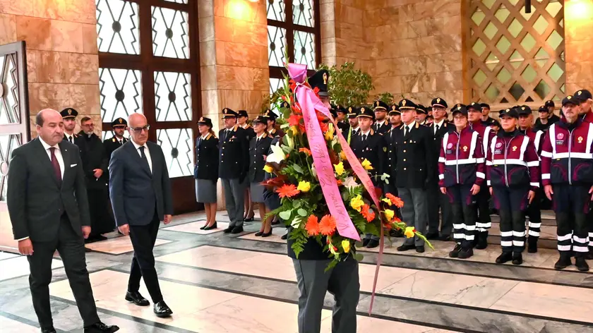 Il questore di Trieste Pietro Ostuni e il prefetto Pietro Signoriello seguono la deposizione dell’omaggio floreale nel famedio della Questura. Fotoservizio Francesco Bruni