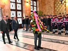 Il questore di Trieste Pietro Ostuni e il prefetto Pietro Signoriello seguono la deposizione dell’omaggio floreale nel famedio della Questura. Fotoservizio Francesco Bruni