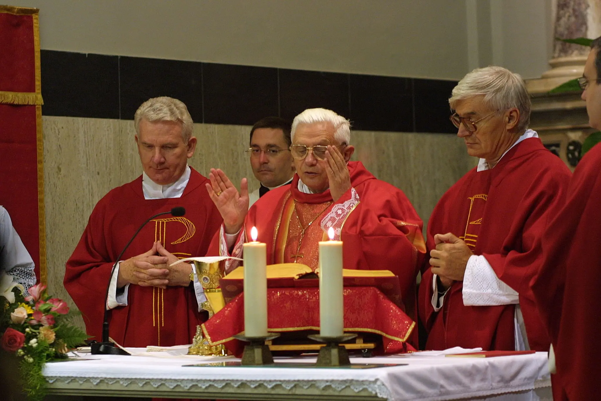 In questa galleria fotografica di Andrea Lasorte, l'allora Cardinale Ratzinger in visita a Trieste nel 2002. Lo ricordiamo così all'Auditorium del Revoltella, il 20 settembre, per partecipare ad un convegno della Fondazione Liberal sul Pensiero Filosofico e la mattina del 21 settembre, quando celebrò la messa nella chiesa del Rosario