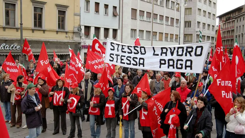 ANTEPRIMA UDINE, 19 ottobre 2004. Ore 11.05.CATEGORIA ENTI LOCALI MONFALCONE IN SCIOPERO PER CHIEDERE A REGIONE COMPARTO UNICO .Dipendenti degli Enti Locali del Fvg manifestano per parificare i livelli retributivi con quelli dei dipendenti regionali..Telefoto Copyright Massimo Turco/Foto Agency Anteprima © (tutti i diritti riservati, citazione obbligatoria) www.anteprimafoto.it