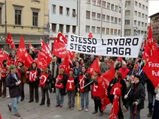 ANTEPRIMA UDINE, 19 ottobre 2004. Ore 11.05.CATEGORIA ENTI LOCALI MONFALCONE IN SCIOPERO PER CHIEDERE A REGIONE COMPARTO UNICO .Dipendenti degli Enti Locali del Fvg manifestano per parificare i livelli retributivi con quelli dei dipendenti regionali..Telefoto Copyright Massimo Turco/Foto Agency Anteprima © (tutti i diritti riservati, citazione obbligatoria) www.anteprimafoto.it