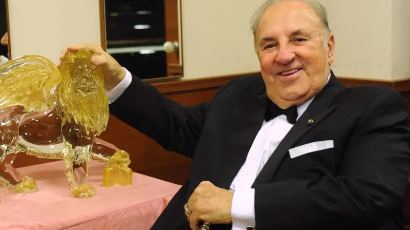 ++RPT++ Il tenore Carlo Bergonzi posa per una foto a margine della consegna del premio ''Una vita nella musica'' oggi 11 dicembre 2010 presso il teatro La Fenice di Venezia. ANSA/ANDREA MEROLA