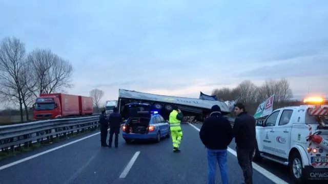 Il camion ribaltato sull'A4 nella foto del lettore Nenad Michellini