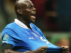 epa03286667 Italian forward Mario Balotelli celebrates after scoring the 1-0 lead during the semi final match of the UEFA EURO 2012 between Germany and Italy in Warsaw, Poland, 28 June 2012. EPA/OLIVER WEIKEN UEFA Terms and Conditions apply http://www.epa.eu/downloads/UEFA-EURO2012-TCS.pdf