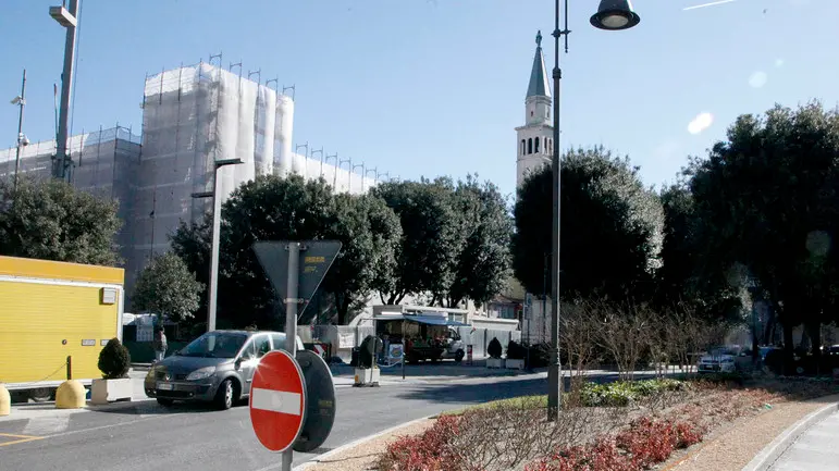 Bonaventura Monfalcone-25.02.2017 Aiuola in cui è stato chiesto di mettere l'alzabandiera-Piazza della Repubblica-Monfalcone-foto di Katia Bonaventura