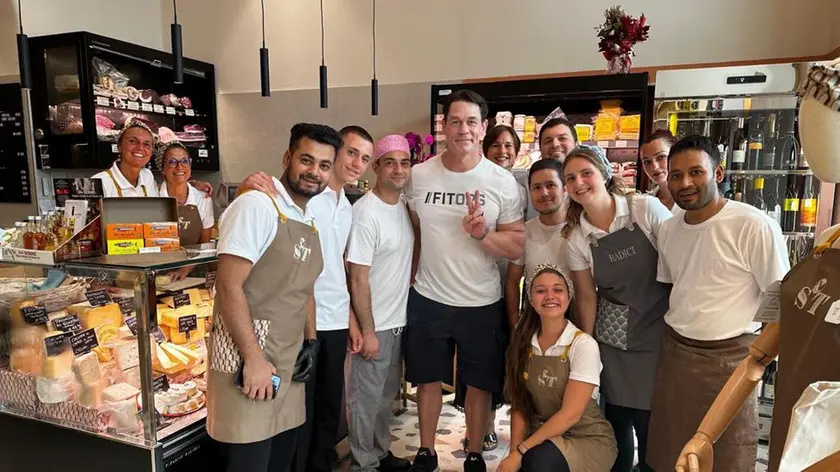 John Cena con lo staff della bottega bistrot Set a Trieste
