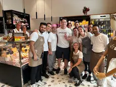 John Cena con lo staff della bottega bistrot Set a Trieste
