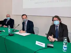Da sinistra il sindaco Dipiazza, il governatore Fedriga e il presidente dell'Autorità portuale Zeno D'Agostino mentre firmano lo storico accordo per la valorizzazione del Porto vecchio di Trieste. Foto di Massimo Silvano