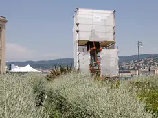 La statua di Nazario Sauro coperta dall'impalcatura (foto Silvano)