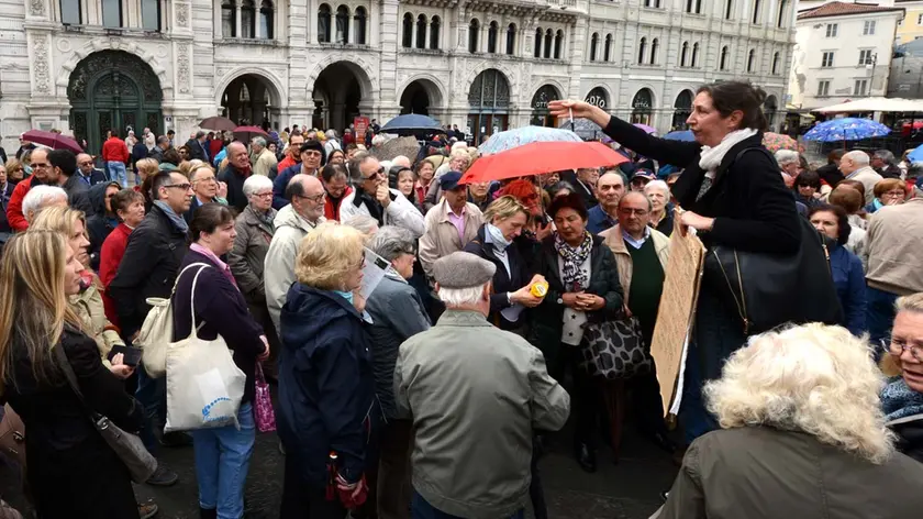 La protesta dei soci delle ex Coop Operaie in piazza Unità di maggio scorso