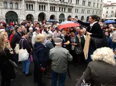 La protesta dei soci delle ex Coop Operaie in piazza Unità di maggio scorso