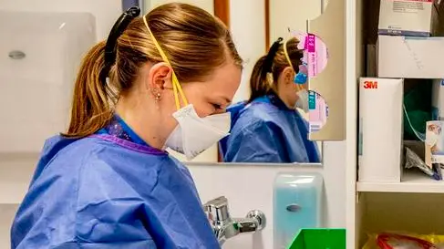 03/03/2020 Olanda. Operatore sanitario, in una stanza di isolamento di un ospedale, si prepara ad effettuare tamponi salivari per test di rilevamento Coronavirus *** Local Caption *** 00948023