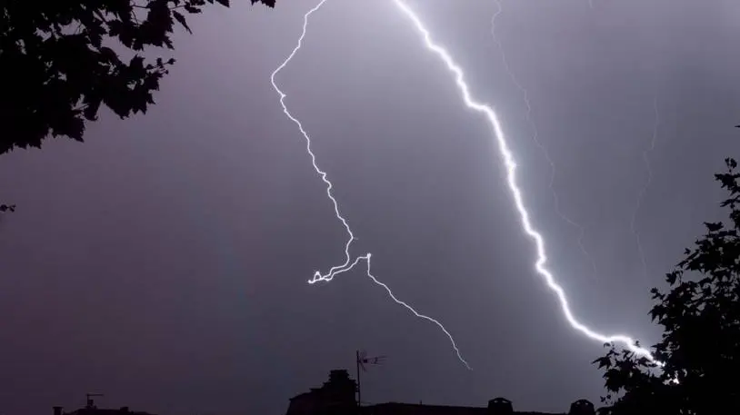 Una bella immagine di un fulmine catturata dal lettore Gabriele Giannotti