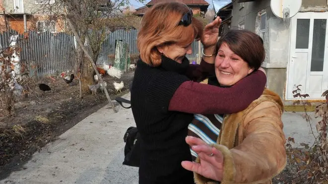 Foto BRUNI TRieste 28.12.2011 Iuliana torna in Romania grazie ai Volontari Triestini della Caritas-la commozione nel riabbracciare la sorella