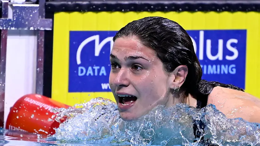 epa09220719 Benedetta Pilato of Italy celebrates after she won with a world recod in the second semifinal of women's 50m breaststroke of European Aquatics Championships in Duna Arena in Budapest, Hungary, 22 May 2021. EPA/Tamas Kovacs HUNGARY OUT