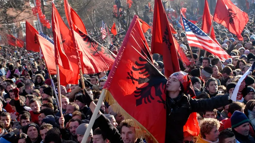 L'orgoglio kosovaro in piazza a Pristina in una foto di archivio