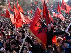 L'orgoglio kosovaro in piazza a Pristina in una foto di archivio