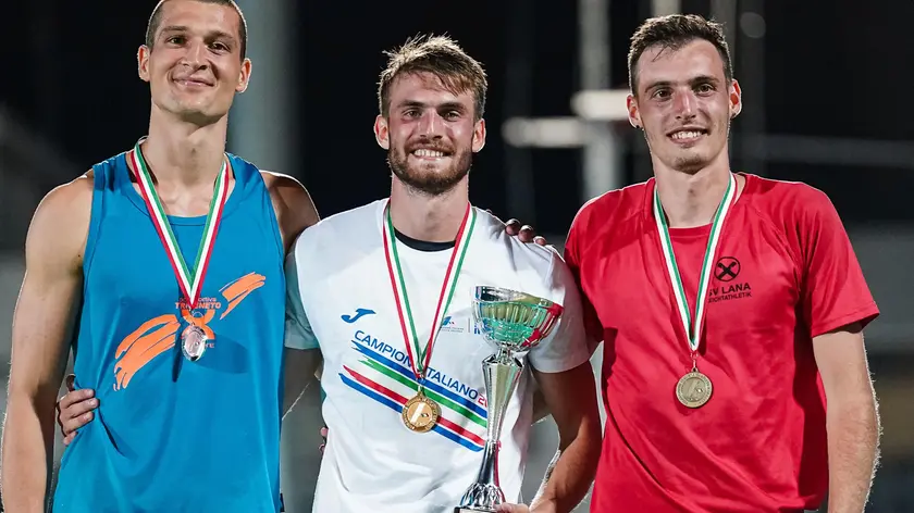 Lorenzo Modugno a sinistra sul podio del decathlon ai Campionati italiani di Molfetta dove ha conquistato la medaglia d’argento