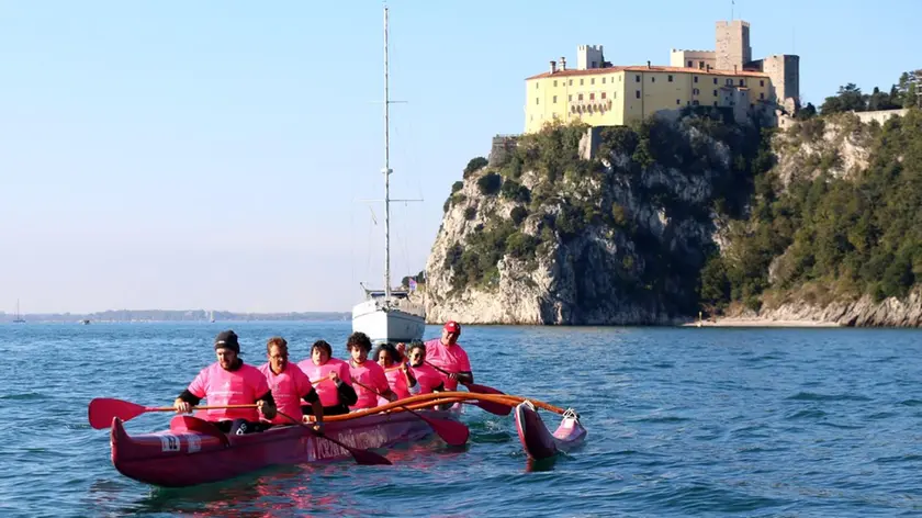 La canoa fucsia nella foto di Andrea Carloni davanti al castello di Duino