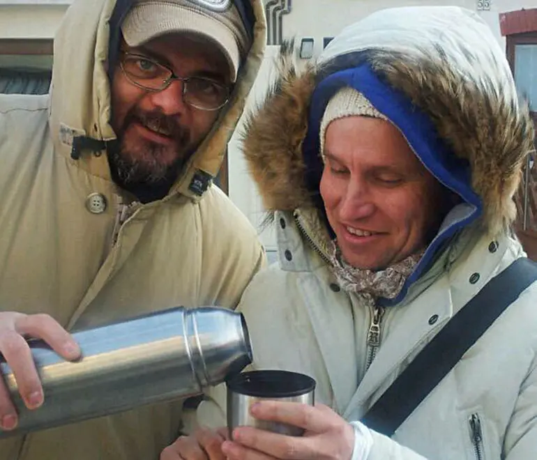 In fila al freddo armati di thermos