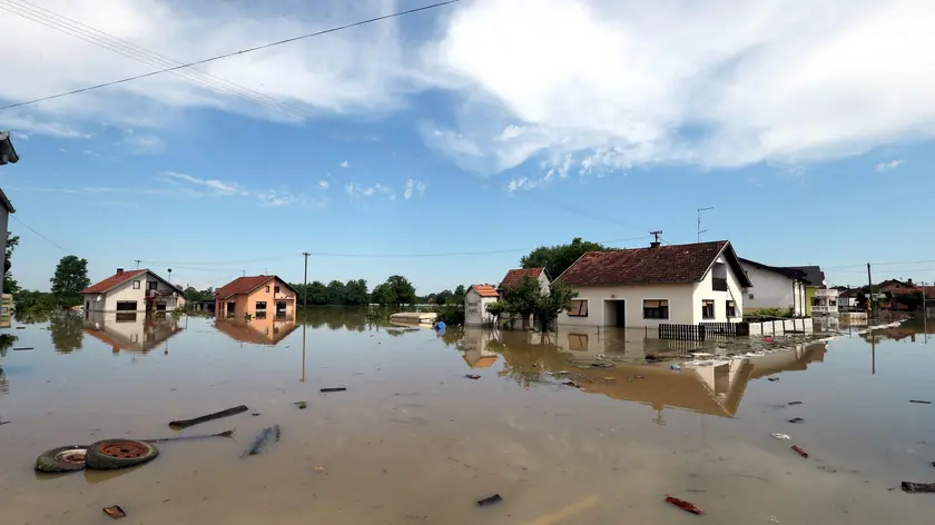 epa04215457 Flooded homes in the city of Orasje , 250 km from the capital of Bosnia, Sarajevo, 20 May 2014. A state of emergency has been declared in Bosnia and Herzegovina due to severe floods caused by rain falling for several days. Thousands of people in Bosnia, Serbia and Croatia were evacuated late 19 and early 20 May 2014 as rising floodwaters swallowed homes and farmland after last week's record rains. EPA/FEHIM DEMIR