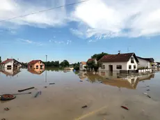 epa04215457 Flooded homes in the city of Orasje , 250 km from the capital of Bosnia, Sarajevo, 20 May 2014. A state of emergency has been declared in Bosnia and Herzegovina due to severe floods caused by rain falling for several days. Thousands of people in Bosnia, Serbia and Croatia were evacuated late 19 and early 20 May 2014 as rising floodwaters swallowed homes and farmland after last week's record rains. EPA/FEHIM DEMIR