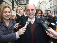 L'ingegnere Elvo Zornitta intervistato all'esterno del tribunale di Trieste, in una immagine del 10 ottobre 2006. "Mi ero quasi convinto che la giustizia non esistesse, invece la sentenza di stasera ha confermato che mi sbagliavo". Lo ha detto all'ANSA Elvo Zornitta, commentando la sentenza dell'appello-bis sulla manomissione del lamierino nelle indagini su Unabomber. ANSA/ ANDREA LASORTE