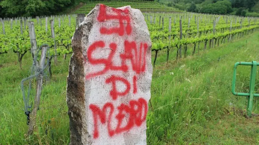 Bumbaca Gorizia 15.05.2015 Gradiscutta, vandalismo su monumento Fotografia di Pierluigi Bumbaca
