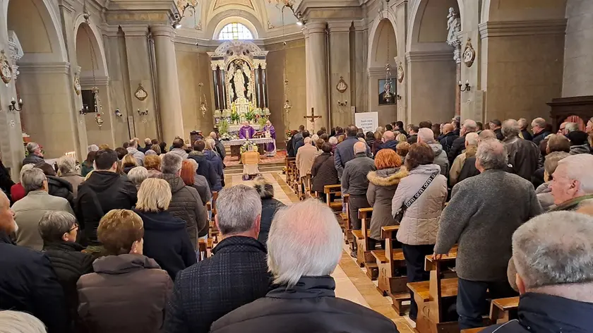 La navata centrale della chiesa parrocchiale di Capriva del Friuli gremita durante il funerale di David Braida