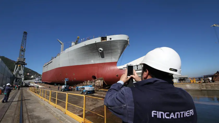 Un momento del varo nei cantieri Fincantieri di Castellammare di Stabia della nave militare per supporto logistico C6259, Castellammare di Stabia, 10 Aprile 2017. ANSA/CESARE ABBATE