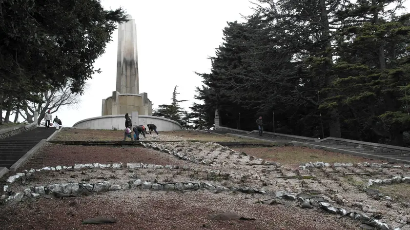 Il gruppo di anonimi giardinieri al lavoro ieri mattina (Foto Lasorte)